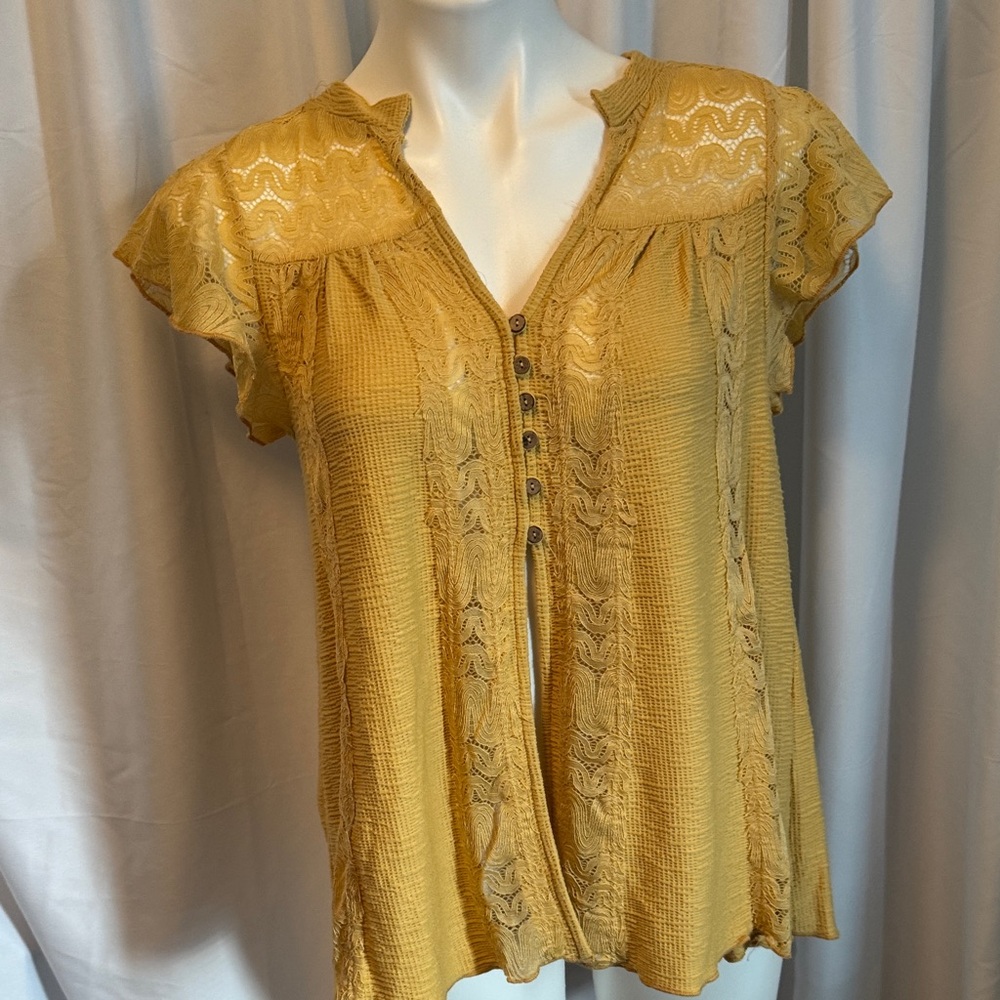 Gimmicks by BKE Mustard Lace Accent Blouse